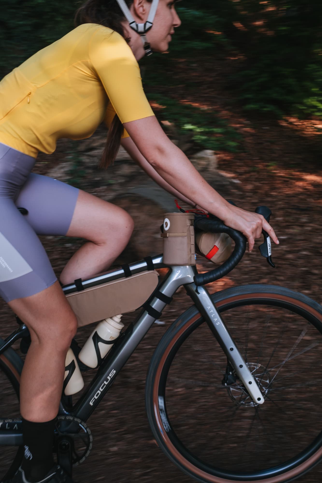Focus Atlas Gravelbike mit Fjällräven-Rahmentasche auf einem Waldweg