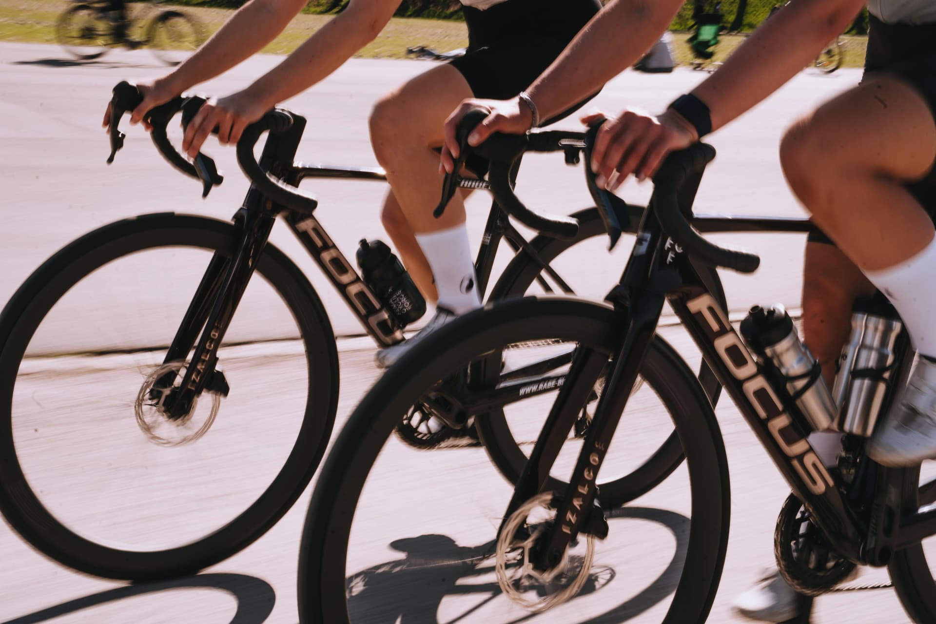 Zwei Focus Izalco Max Carbon-Rennräder in Fahrt